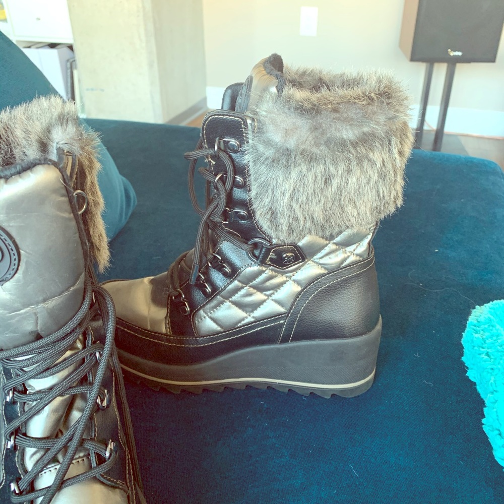 NWOB Guess platform snow boots